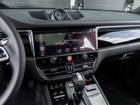 Certified 2025 Porsche Macan image 29