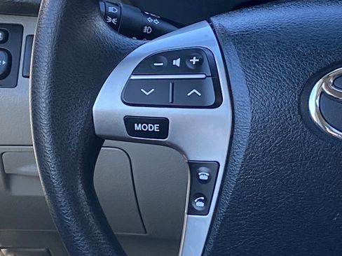 Used 2012 Toyota Highlander FWD w/ Tech Pkg image 18