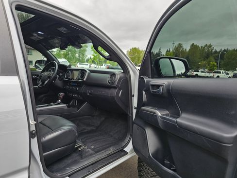 Used 2018 Toyota Tacoma TRD Off-Road AWD/4WD image 35