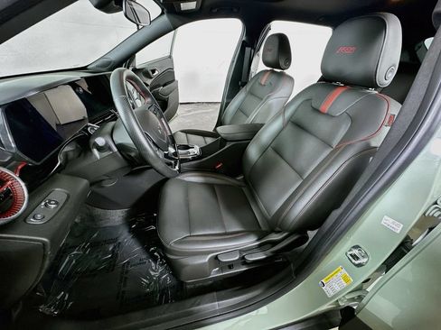 Used 2024 Chevrolet Trax RS w/ Sunroof Package FWD image 15
