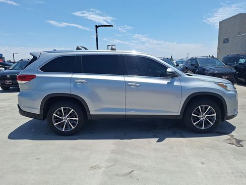 Used 2019 Toyota Highlander XLE w/ Carpet Mat Package (TMS) FWD image 4