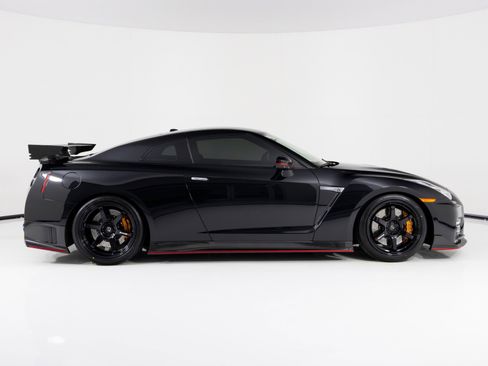 Used 2017 Nissan GT-R NISMO image 2