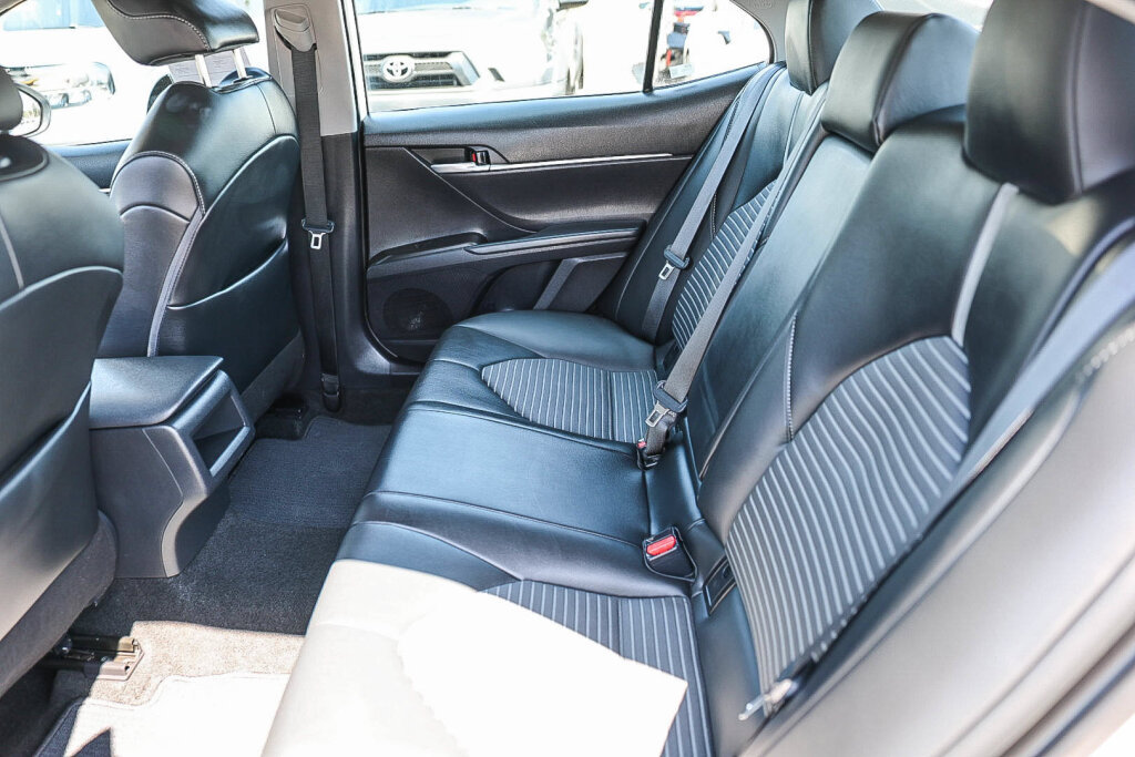 Used 2023 Toyota Camry SE FWD image 6