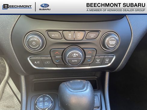 Used 2020 Jeep Cherokee Trailhawk image 18