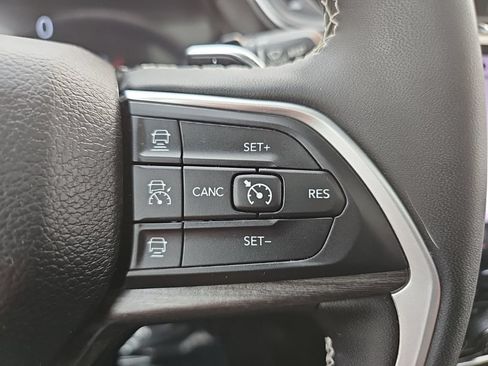 Certified 2023 Jeep Grand Cherokee Limited w/ Luxury Tech Group II AWD/4WD image 34