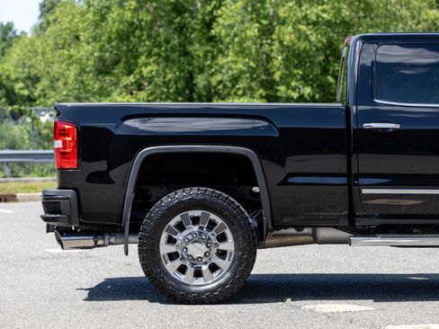 Used 2017 GMC Sierra 2500 Denali w/ Duramax Plus Package AWD/4WD image 16