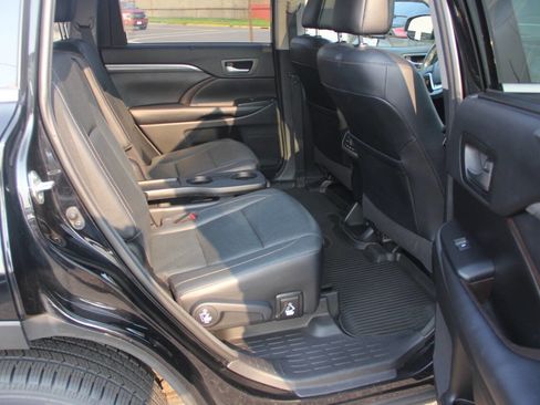 Used 2018 Toyota Highlander Limited AWD 4dr SUV image 15