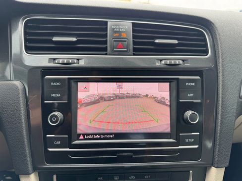 Used 2018 Volkswagen Golf S image 14