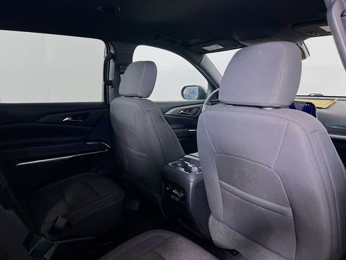 Used 2025 Chevrolet Traverse LT image 9