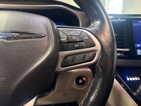 Used 2017 Chrysler Pacifica Touring-L FWD image 11