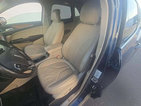 Used 2017 Lincoln MKC Select w/ Select Plus Package FWD image 4