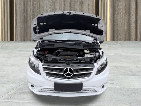 Used 2018 Mercedes-Benz Metris Passenger image 17