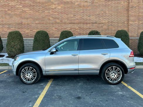 Used 2016 Volkswagen Touareg Sport image 7