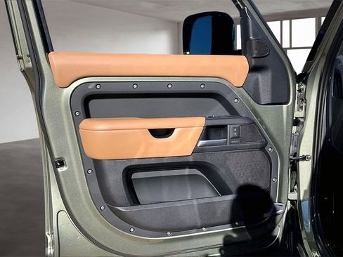 Certified 2025 Land Rover Defender 110 X-Dynamic SE image 18