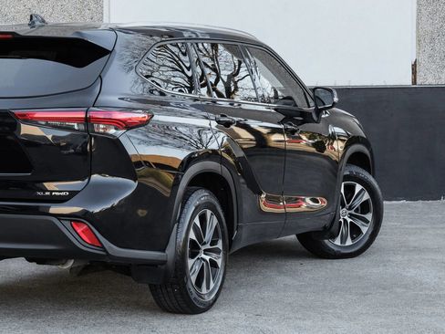 Used 2021 Toyota Highlander XLE image 14