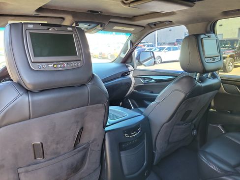 Used 2018 Cadillac Escalade ESV Platinum AWD/4WD image 18
