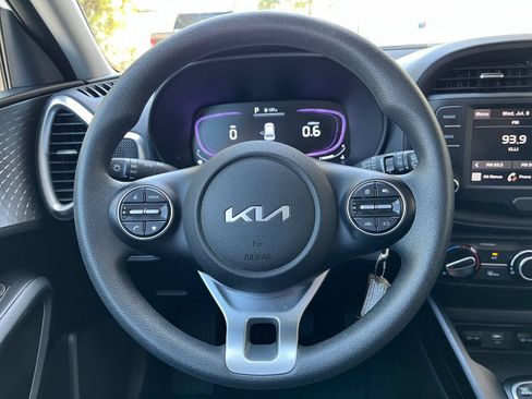Used 2025 Kia Soul LX w/ LX Technology Package FWD image 25