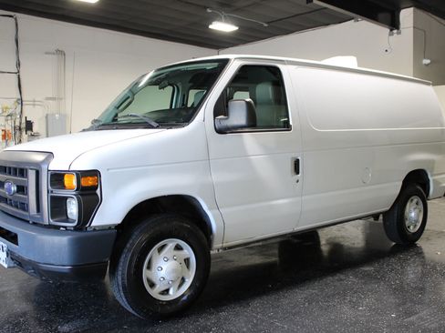 Used 2009 Ford E-350 and Econoline 350 Super Duty RWD image 6
