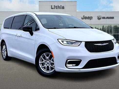 Used 2024 Chrysler Pacifica Touring-L image 22