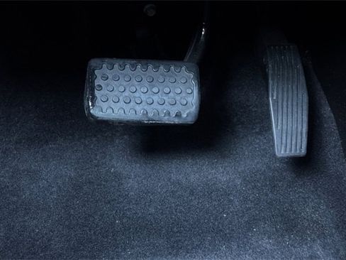 Used 2022 Chevrolet Bolt EUV Premier w/ Sun & Sound Package image 42