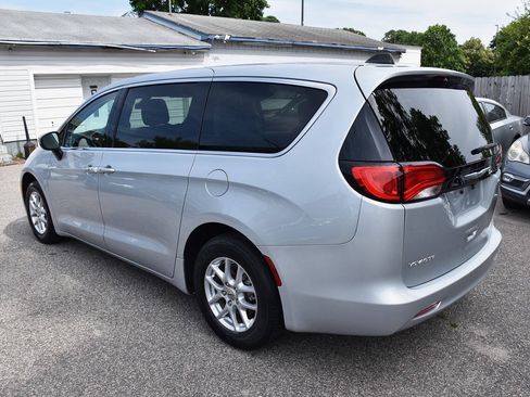 Used 2022 Chrysler Voyager LX FWD image 3
