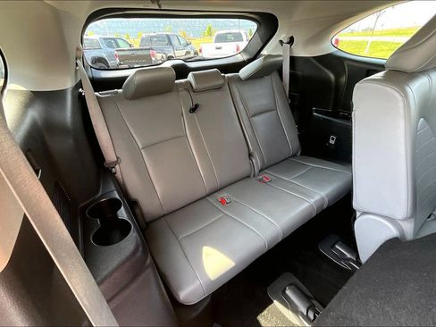 Used 2022 Toyota Highlander XLE AWD/4WD image 28