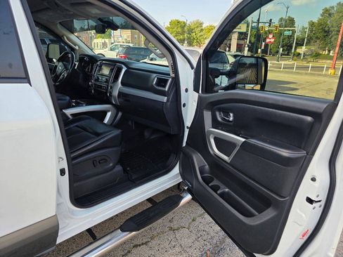 Used 2017 Nissan Titan PRO-4X w/ Pro-4x Convenience Package AWD/4WD image 11