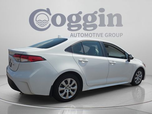 Used 2025 Toyota Corolla LE FWD image 5