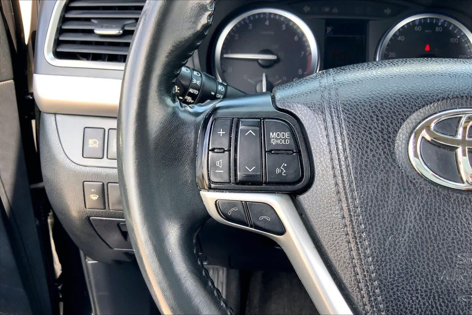 Used 2019 Toyota Highlander XLE AWD/4WD image 23
