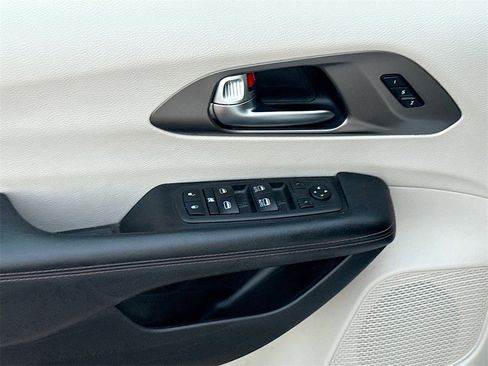 Used 2020 Chrysler Pacifica Touring-L image 18