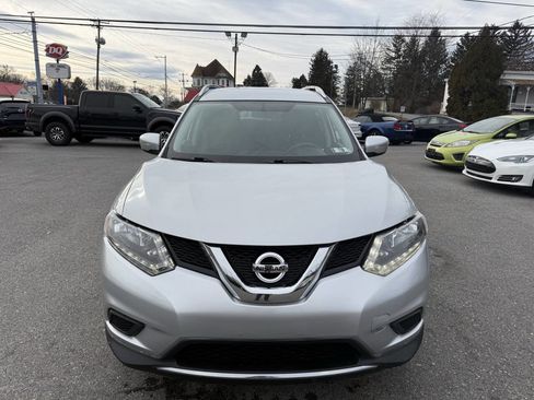 Used 2015 Nissan Rogue SV image 2