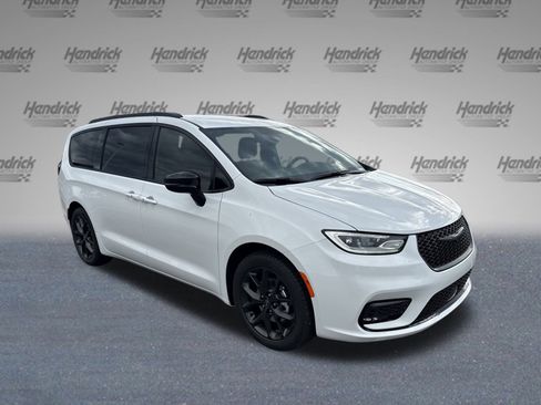 New 2026 Chrysler Pacifica Select w/ S Appearance Package image 2