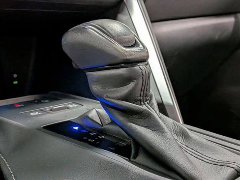 Used 2023 Toyota Venza LE image 12