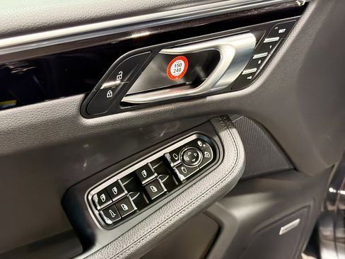 Certified 2021 Porsche Macan image 23