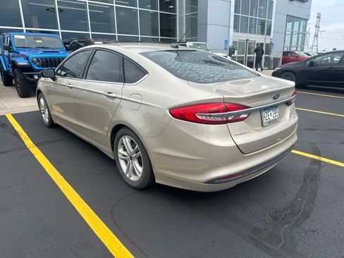 Used 2018 Ford Fusion SE w/ Fusion SE Technology Package FWD image 5
