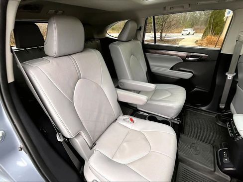 Used 2024 Toyota Highlander Platinum image 20