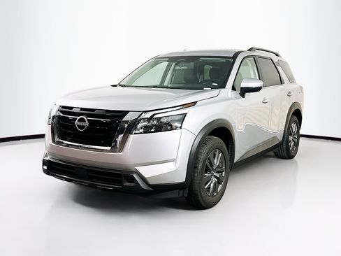 Used 2025 Nissan Pathfinder SV image 3
