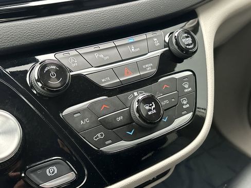 Certified 2024 Chrysler Pacifica Touring-L image 25