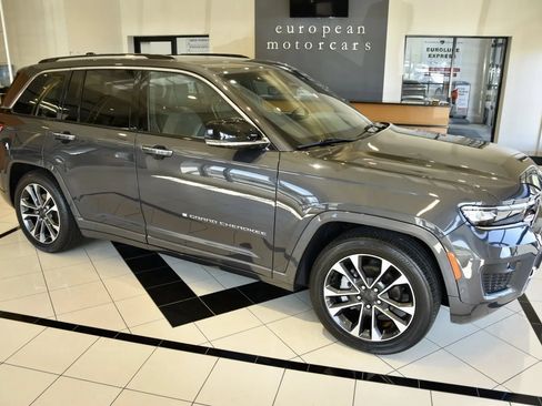 Used 2023 Jeep Grand Cherokee Overland w/ Luxury Tech Group IV AWD/4WD image 7