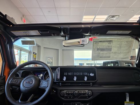 New 2025 Jeep Wrangler Unlimited Rubicon w/ Technology Group image 7