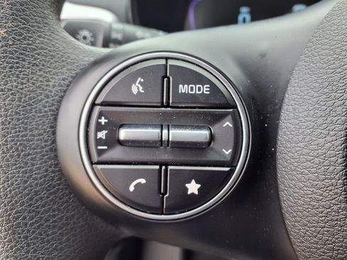 Used 2025 Kia Soul LX w/ LX Technology Package FWD image 8