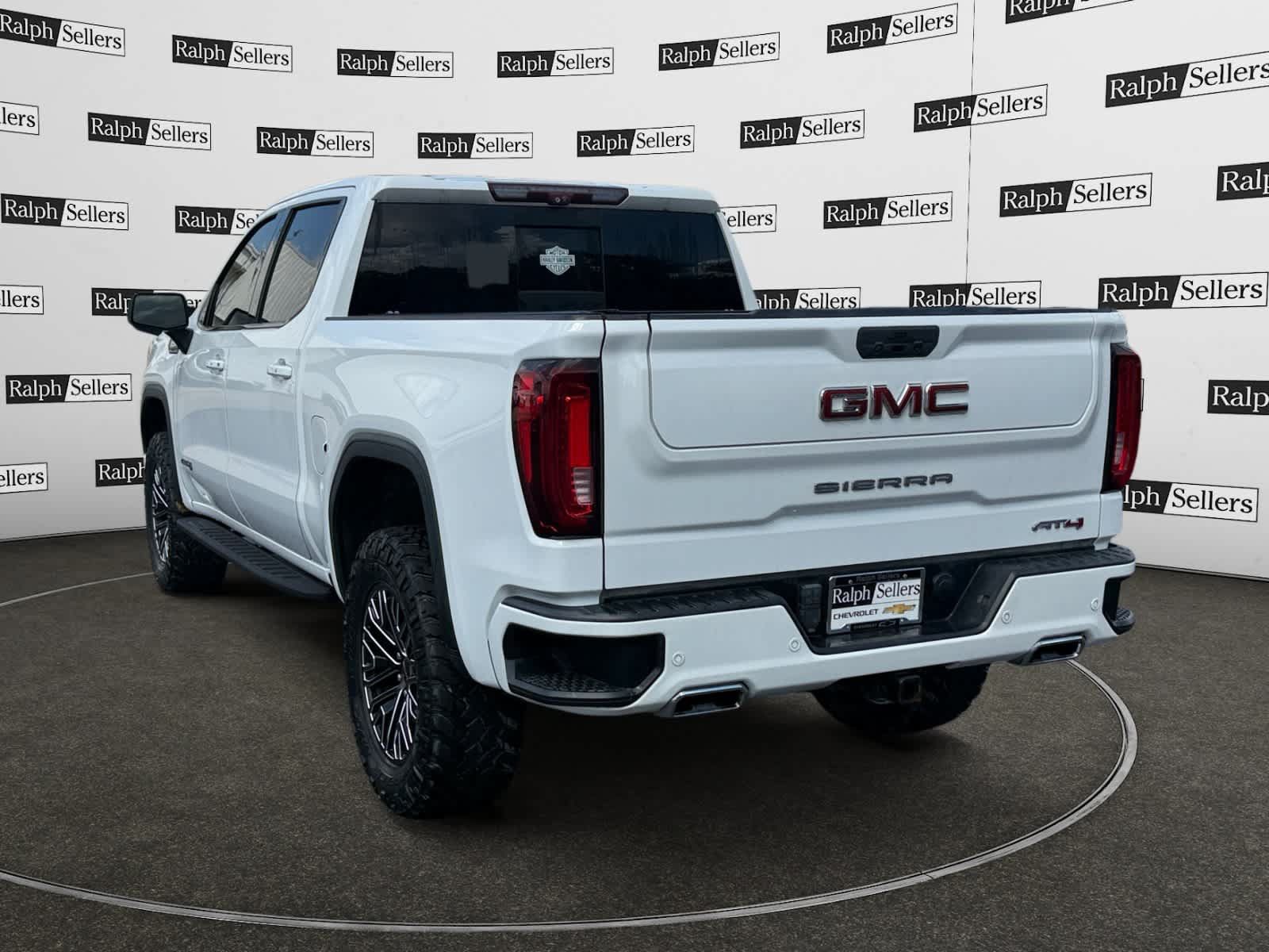 Used 2021 GMC Sierra 1500 AT4 w/ Technology Package AWD/4WD image 4