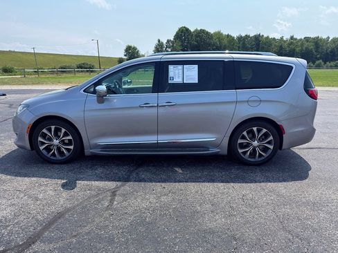 Used 2017 Chrysler Pacifica Limited w/ Advanced Safetytec Group FWD image 21