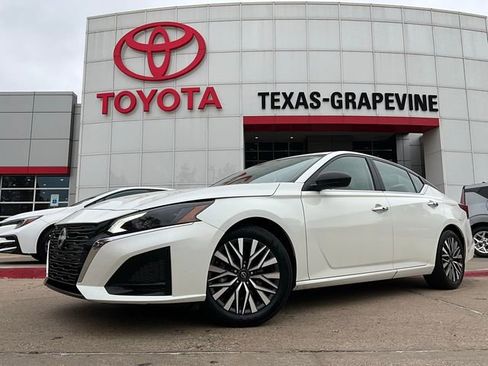 Used 2025 Nissan Altima 2.5 SV image 2