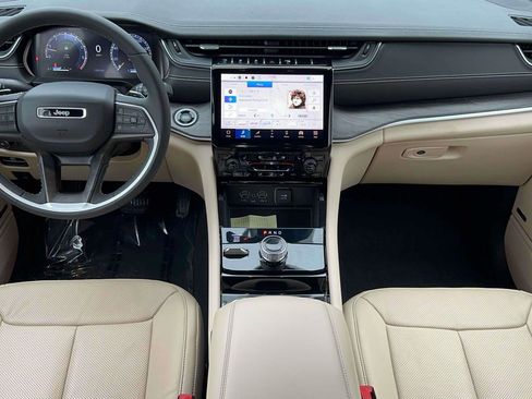 Used 2023 Jeep Grand Cherokee Limited w/ Luxury Tech Group II image 11