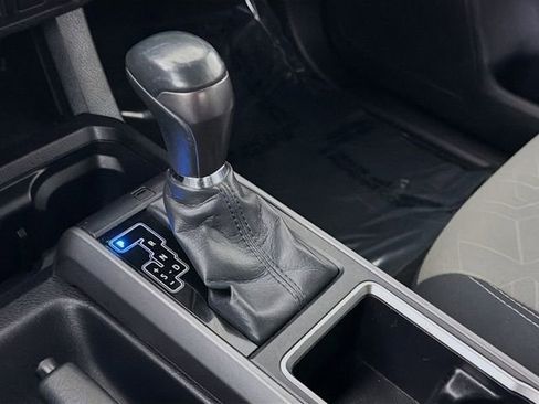 Used 2022 Toyota Tacoma TRD Off-Road AWD/4WD image 18