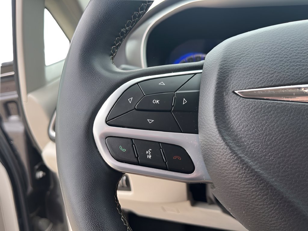 Used 2023 Chrysler Pacifica Touring-L FWD image 18