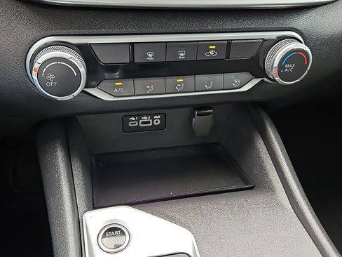 Used 2025 Nissan Altima 2.5 SV FWD image 14