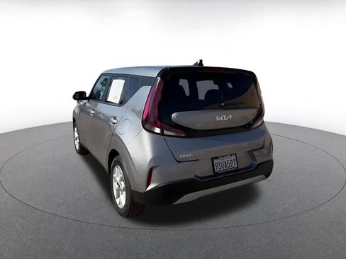 Used 2025 Kia Soul LX w/ LX Technology Package FWD image 11