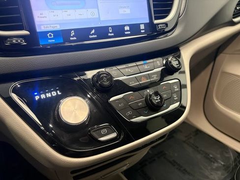 Used 2023 Chrysler Pacifica Touring-L FWD image 18